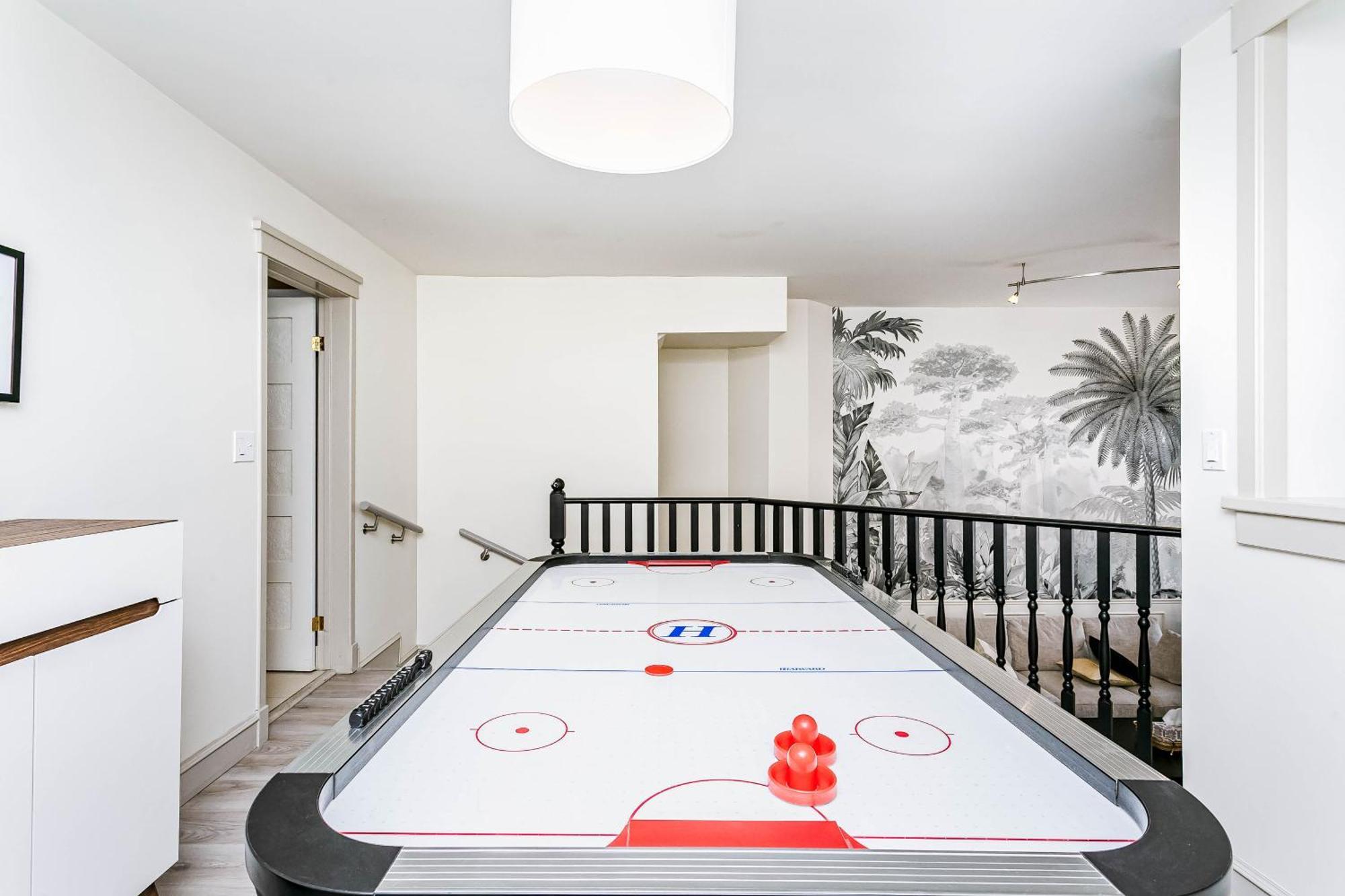 Chic Central 4Bdrm Home-King Bed-Airhockey-Mins Dt Edmonton Exterior photo